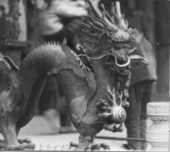 DRAGON DE BRONCE EN PARQUE PEQUINES